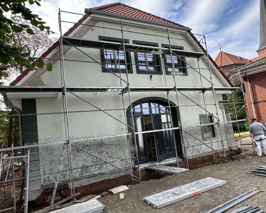 Fassade vor der Sanierung mit Gerüst
