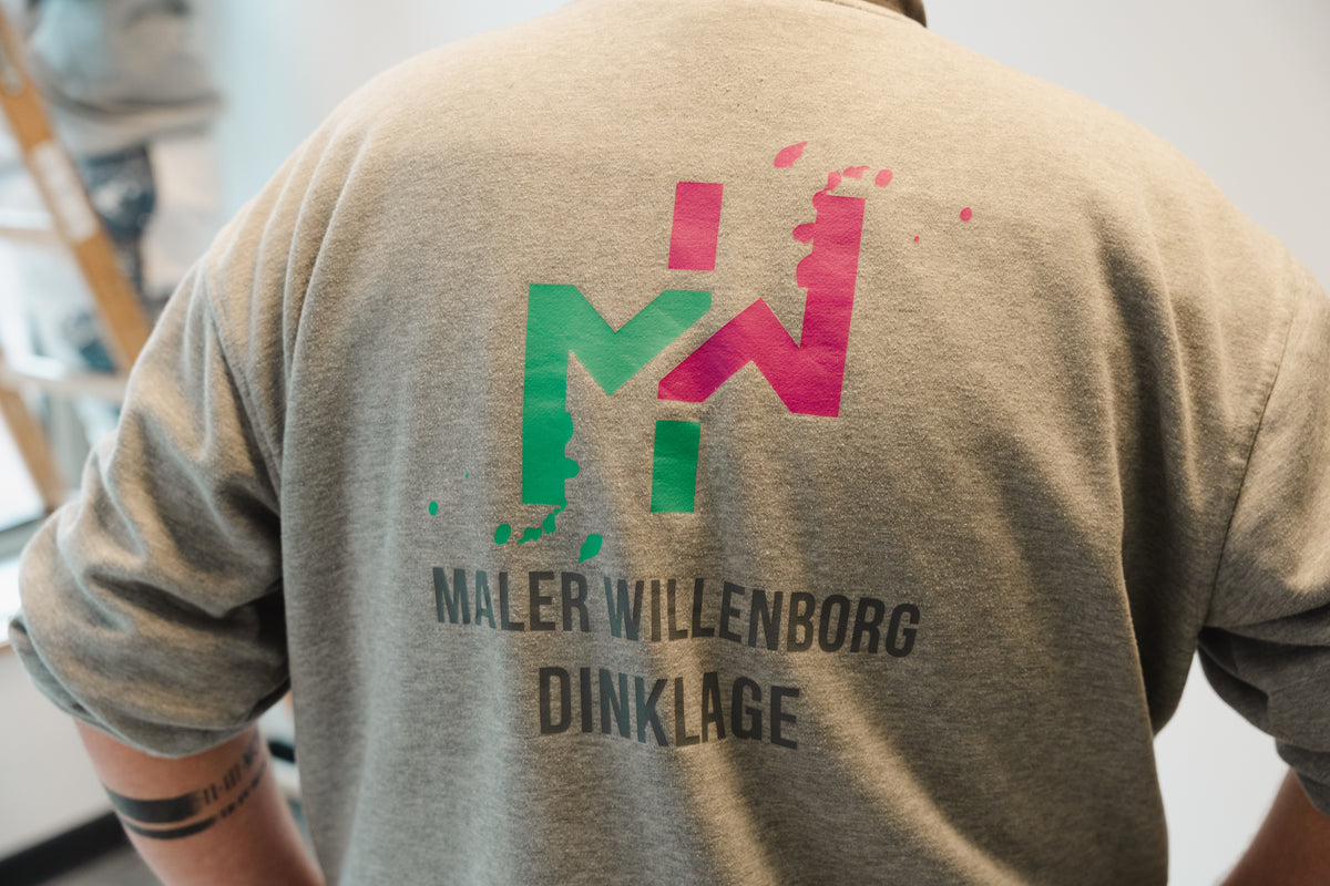 Maler mit dem Logo von Maler Willenborg Dinklage auf dem Rücken