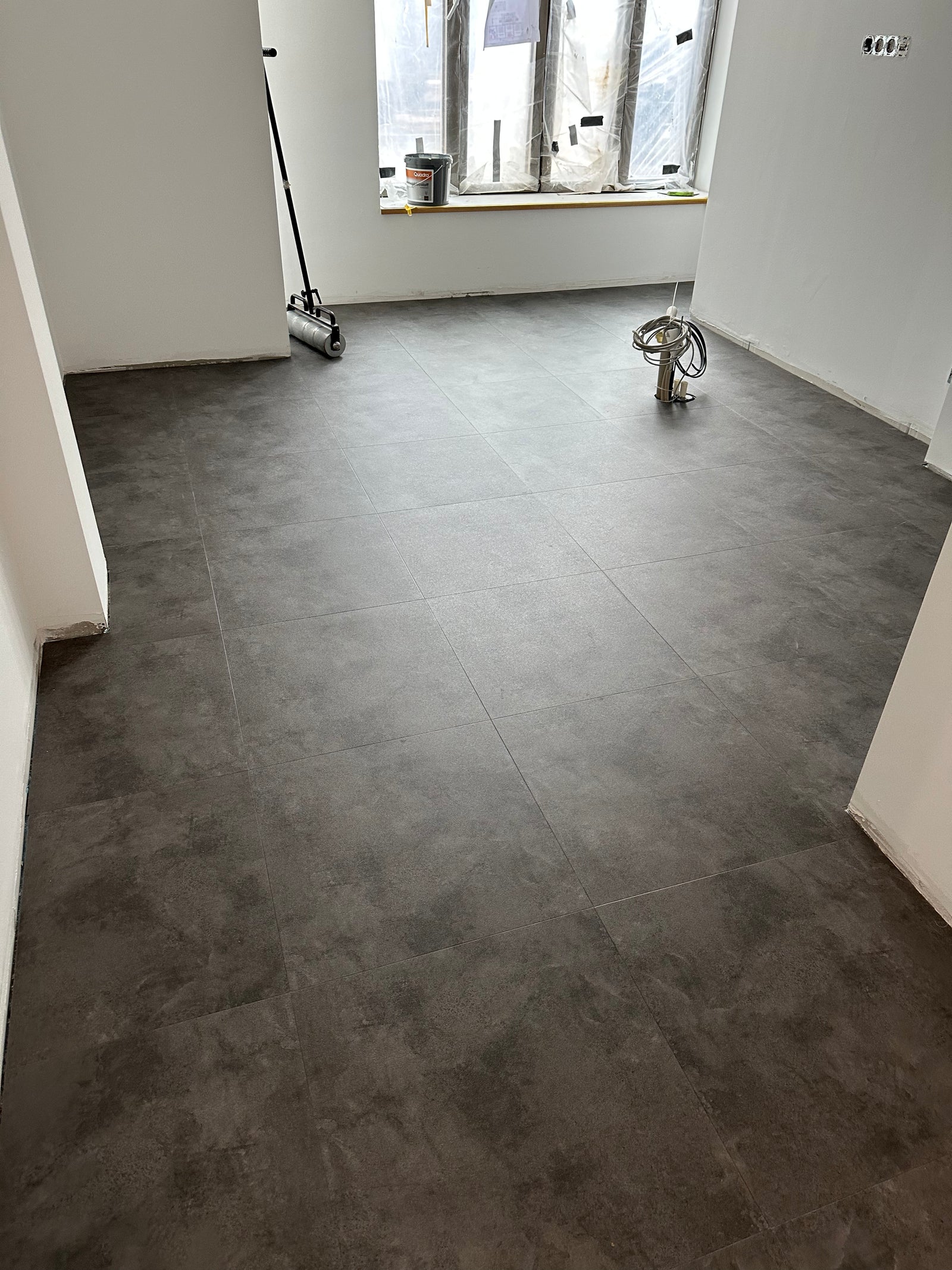 Neu verlegter dunkler Vinylboden in einem leeren Raum