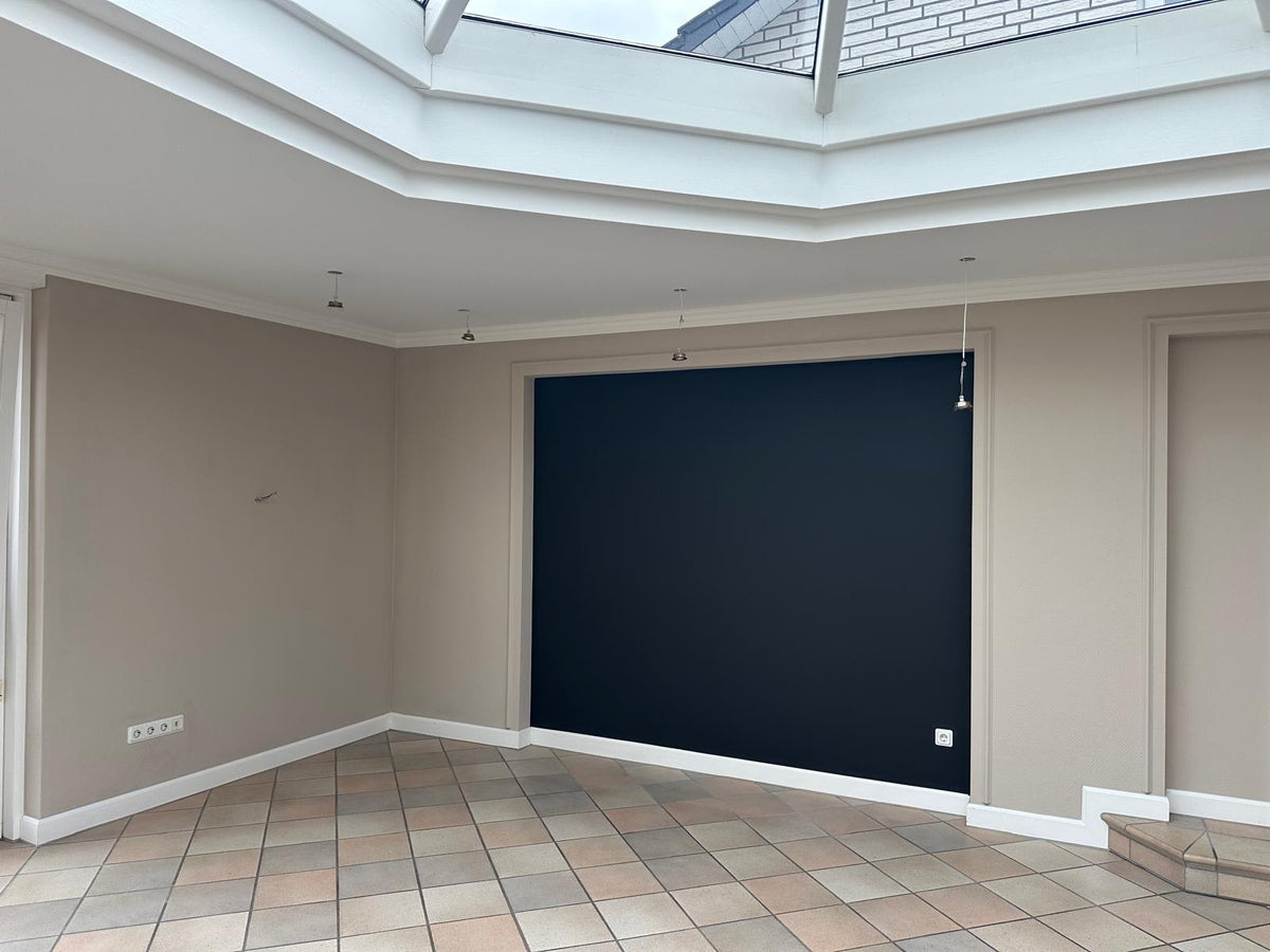 Derselbe Raum mit dunkelblauer Akzentwand