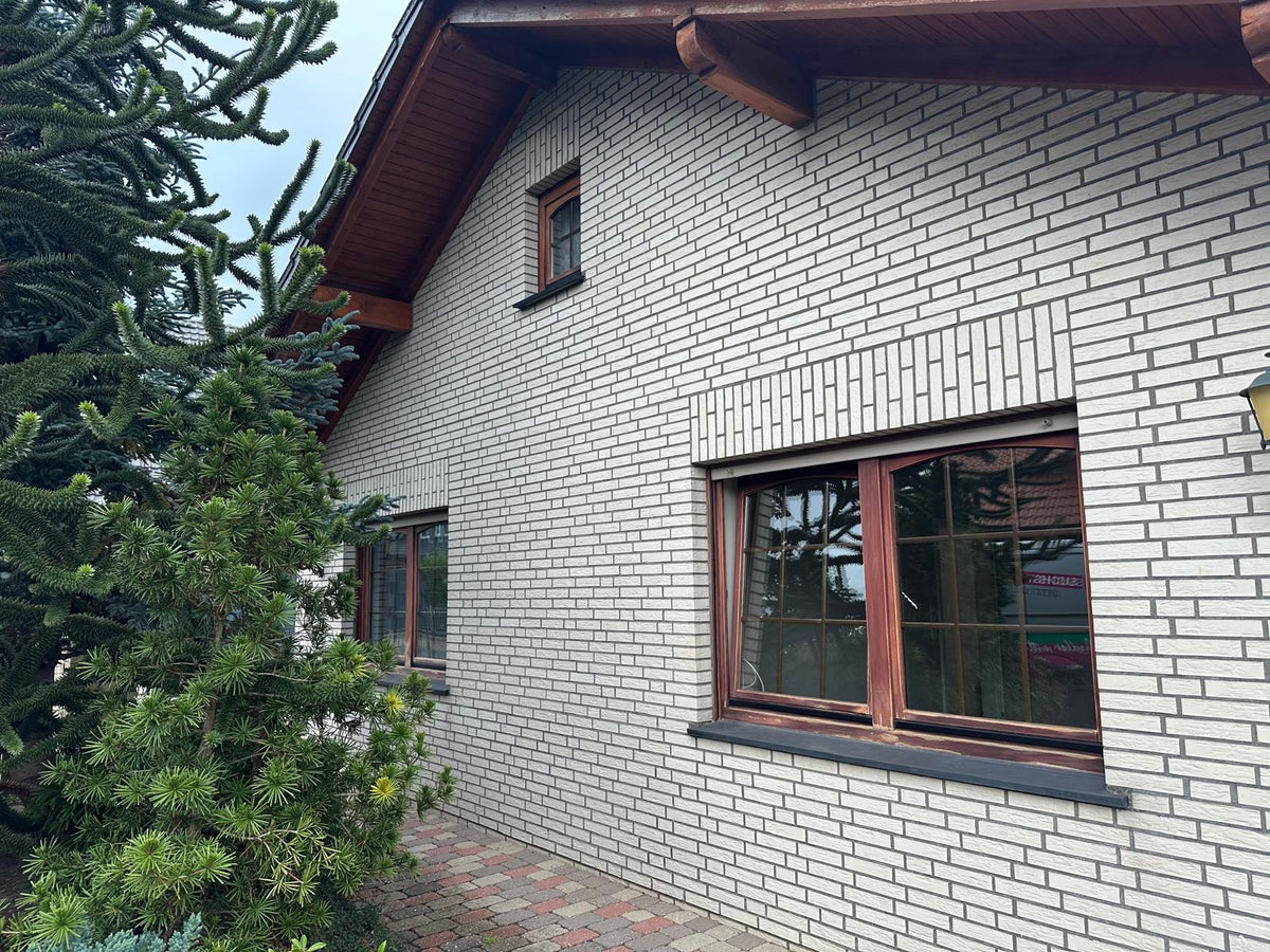 Frisch lackierte Holzfenster an einer Klinkerfassade