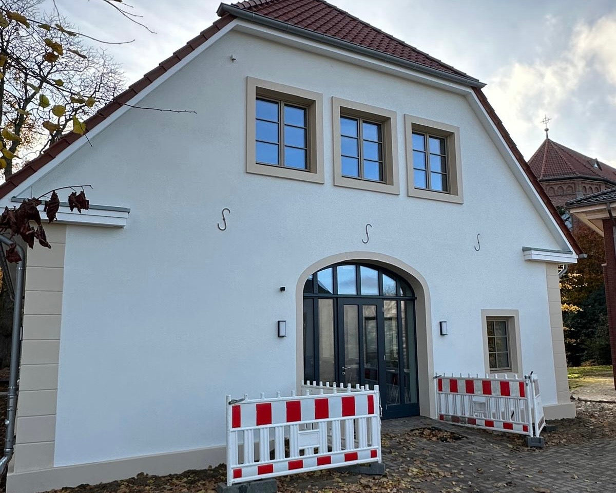 Frisch gestrichene weiße Fassade eines Hauses