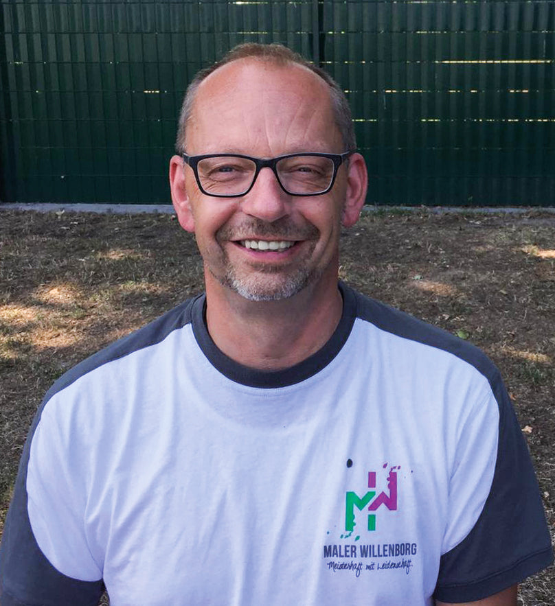Malermeister Dieter Willenborg im Firmen-Shirt